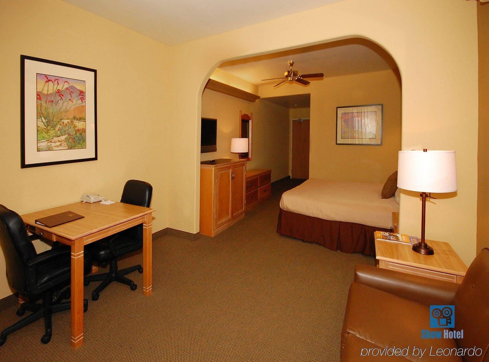 Quality Inn & Suites Phoenix Nw - Sun City Youngtown Room photo