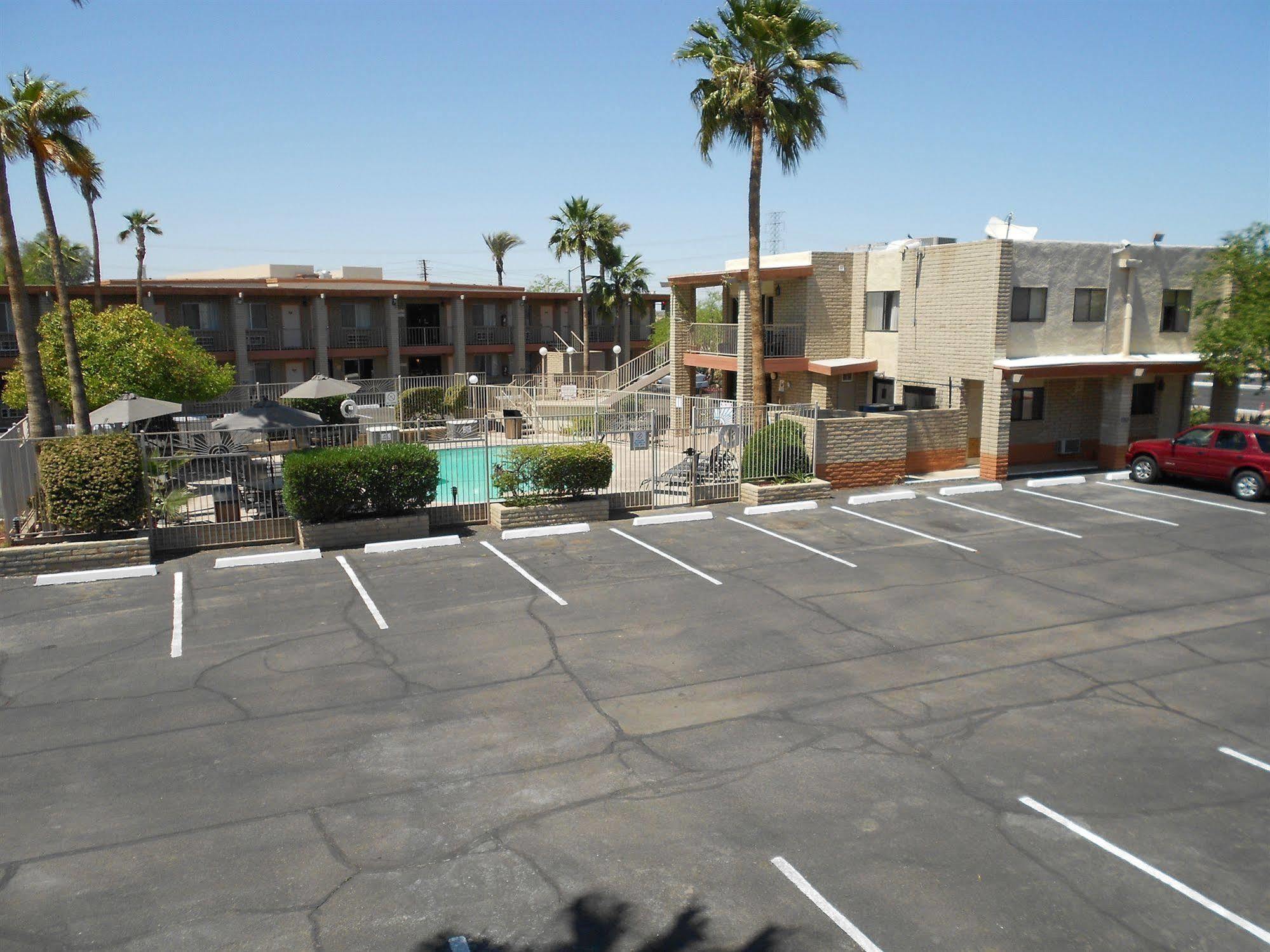 Quality Inn & Suites Phoenix Nw - Sun City Youngtown Exterior photo